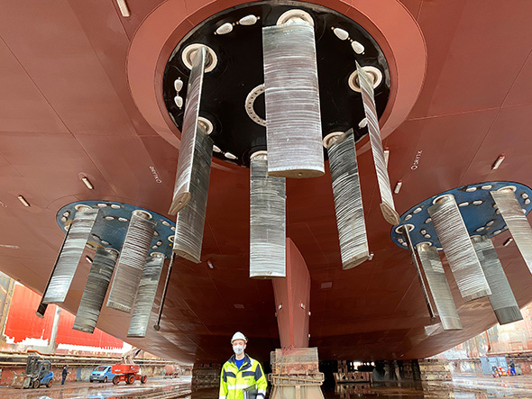 Fünf Propeller aus dem Schiffsrumpf ausgebaut